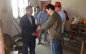 五四青年节合肥午夜激情影院葡萄酒有限公司团支部带领公司团员慰问困难户